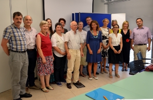 Historisches Gruppenbild von der ersten Sitzung des Familienbeirats. Foto: Sozialressort.