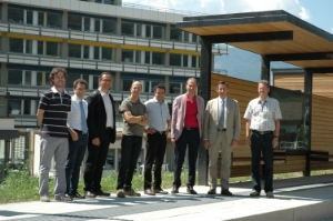LR Thomas Widmann, BM Christian Tschurtschenthaler, die Bahndirektoren von Trenitalia Bozen/Trient und SAD sowie Techniker und Vertreter des Brunecker Krankenhauses bei der neuen Zughaltestelle, im Hintergrund das Brunecker Krankenhaus