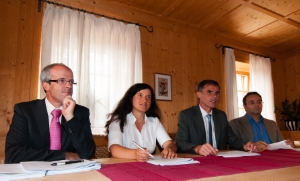 Ressortdirektor Florian Zerzer, Abteilungsdirektorin Irmgard Prader, Landesrat Richard Theiner und Abteilungsdirektor Luca Critelli beim Mediengespr zum Legislaturende. Foto: DiKOM/ohn.