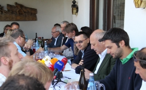 Großes Medieninteresse bei der letzten Sommerpressekonferenz von Luis Durnwalder als Landeshauptmann. Foto: DiKOM/as.