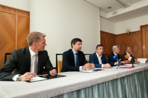 Alle ziehen an einem Strang: BLS-Direktor Ulrich Stofner, Kammerabgeordneter Daniel Alfreider, Landesrat Widmann sowie die beiden Senatoren Hans Berger und Karl Zeller (von links). Foto: DiKOM/ohn.