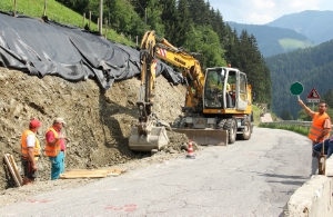 Auf der Straße nach Welschellen wird am dritten Baulos gearbeitet.