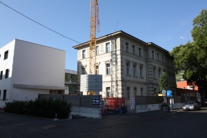 Das in einer alten Bodenbelagschicht vorhandene Asbest im Gebäude der ehemaligen Krankenkasse in Brixen stellt keinerlei Gefahr dar.