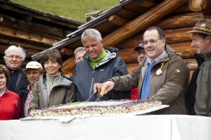 Geburtstagstorte zum Vierteljahrhundert des Naturparks Rieserferner-Ahrn (v.li.):