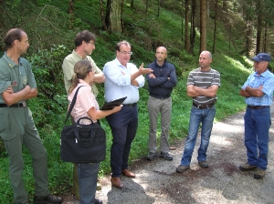 LR Pichler Rolle im Gespräch mit BM Thomas Schuster (rechts neben Pichler Rolle), den betroffenen Bauern, den Vertretern der Forstabteilung und der Naturparkverwaltung