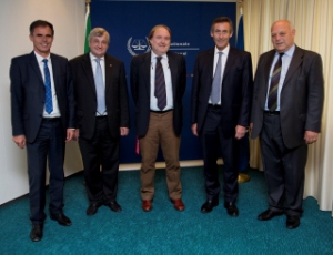 Südtiroler in Den Haag: (v.l.) LR Theiner, LR Mussner, ICC-Vizepräsident Tarfusser, LR Widmann und LH Durnwalder (Foto: ICC)