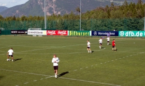 2010 hat sich das DFB-Team in Eppan auf die WM in Südafrika vorbereitet. Im Bild eine Trainingseinheit auf dem Sportplatz in Rungg. Foto: LPA/ohn.