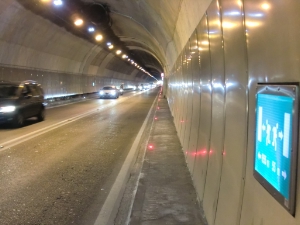 Virgltunnel jetzt noch heller und sicherer: gereinigt und mit weißer Farbe angemalt sowie mit LED-Lampen und beleuchteten Schildern versehen.