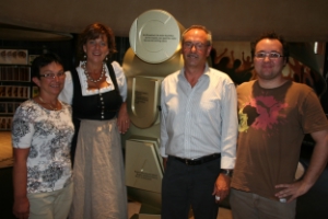 Bei der Säule "Courage" (v.li.): St. Leonhards Kulturreferentin Josefine Schwarz, Landesrätin Kasslatter Mur, Museumsobmann Albin Pixner, Museumsmitarbeiter David Hofer.