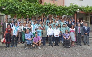 Die Teilnehmer des Empfangs für die Special Olympics Sportlerinnen und Sportler mit LH Luis Durnwalder vor der Laimburg.