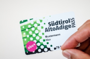 Das alte Südtirol-Pass-Abo+-Kärtchen muss im neuen Schuljahr nicht erneuert werden. Foto: DiKOM/ohn.