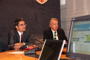 Digitale Agenda: LR Bizzo und Gemeindenchef Kompatscher bei der heutigen Vorstellung der Initiative (Foto: DiKom/mb)