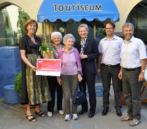 Zweimillionste Besucherinnen gefeiert (v.li.): LRin Kasslatter Mur, Anna Graf, Anna Galler, Bundesministerin Schmied, Vizedirektor Patrick Gasser, Museumsdirektor Rösch.