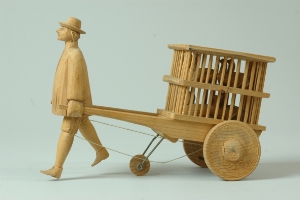 In Zukunft mehr Platz für Holzspielzeug, im Bild ein Objekt der Sammlung: Hühnerhändler, um 1850, aus der Sammlung Johann Senoner Vastlè des Museums Gherdëina.