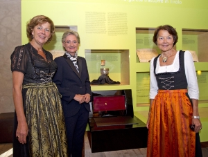 Vor der Nachbildung des "Brautbechers" der Gräfin Margarete von Tirol (v.li.): LRin Kasslatter Mur, Bundesministerin Schmied, Schloss-Tirol-Direktorin Paula Mair.