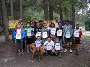 Freude mit dem Diplom: die ersten ladinischen "Junior Ranger Naturparks Südtirol".