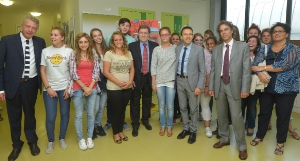 Gutes Bild von der Berufsbildung in Südtirol: Minister Giovannini (5. v.li.) mit LR Tommasini (7.v.li.) und LR Bizzo (ganz li.), Schulamtsleiterin Minnei (ganz re.), Schülerinnen und Schülern der Landesberufsschule "Levinas".