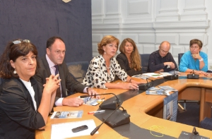 Tag des Denkmals vorgestellt (v.li.): Amtsdirektorin Marzoli, Abteilungsleiter Andergassen, LRin Kasslatter Mur, Amtsdirektorin Kofler Engl, Hannes Obermair und Carla Giacomozzi vom Stadtarchiv Bozen.