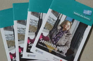 Die neue Broschüre "Senioren Mobil" erleichtert den Umgang mit den öffentlichen Verkehrsmitteln