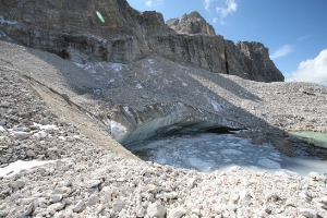 Bei einer geführten Exkursion zum Drachensee am Blockgletscher Murfreit geben die Landesgeologen Einblick in den Permafrost.