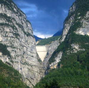 Blick auf den Staudamm des Vajont-Stausees von Longarone aus