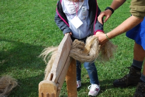 Auch bei der Verarbeitung von Flachs können Schülerinnen und Schüler im Volkskundemuseum in Dietenheim dabei sein.