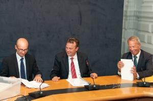 Peter Michaeler (Verwaltungsgericht; Mitte), Josef Hermann Rössler (Rechnungshof; rechts) und Werner Mussner (Landesgericht; links) bei der Auslosung der Listenzeichen-Reihenfolge. Foto: DiKOM/ohn.