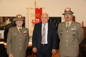 Antrittsbesuch: LH Durnwalder empfängt Vizekommandant Federico Bonato (r.), mit Kommandant Alberto Primicerj (l.).