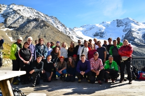 Glaziologiecamp auf der Franzenshöhe: Schülergruppe mit Begleitpersonen und Bergführern, die Suldenspitze im Hintergrund.