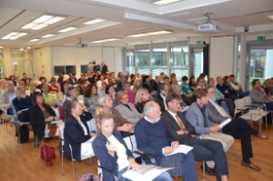 Interessiertes Auditorium: Der Fachplan Suchterkrankungen für die Jahre 2013 bis 2018 stützt sich auf drei Handlungsfelder, die ineinander greifen: Prävention, Therapie und Rehabilitation sowie soziale Maßnahmen.