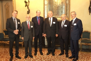 (v.l.) BLS-Direktor Ulrich Stofner, Norbert Pudzich, Vorstand Deutsch-Italienische HK, Jan Eder, Vorsitzender des IHK-Verbandes, LH Luis Durnwalder, Erwin Rauhe, Präsident der Deutsch-Italienischen HK, und Handelskammer-Präsident Michl Ebner.