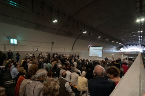 Mit Blick Richtung Südportal wohnten die Festgäste im St.-Daniel-Tunnel der heutigen Eröffnungsfeier bei.  Foto: DiKOM/ohn.