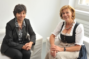 Freundschaftliche Atmosphäre, trotz heikler Themen: LRin Kasslatter Mur mit Ministerin Carrozza (Foto: DiKom/Corrà)