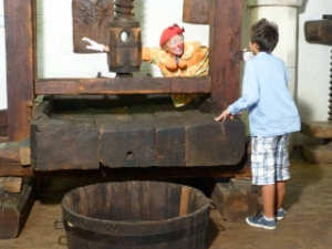 Kindern von Kindern nähergebracht: Dreharbeiten im Südtiroler Weinmuseum in Kaltern.