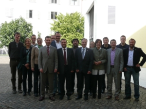 Auf die Bedeutung der Kommunikation im Katastrophenfall verwiesen: Zivilschutzdirektor Staffler (5.v.li.) mit Projektpartnern bei der Abschlussveranstaltung des Interreg-Projektes zum Risikomanagement.