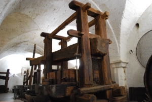 Beeindruckendes Zeugnis der Weinbaugeschichte: eine im Weinmuseum in Kaltern ausgestellte Torggl.