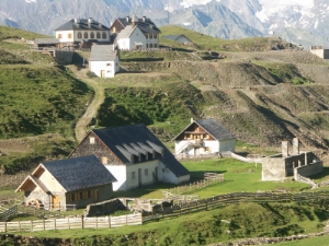 Noch eine knappe Woche geöffnet: das Erlebnisbergwerk Schneeberg Passeier, im Bild das Knappendorf.