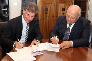 LH Durnwalder und Uni-Präsident Bergmeister (links) bei der Unterzeichnung des Stabilitätspaktes (Foto: DiKOM/mb).