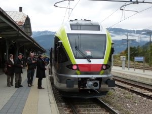 Viele Schaulustige nutzten die Gelegenheit, die neuen Flirt-Züge am Bahnhof Bruneck zu besichtigen.