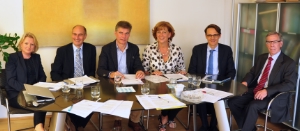 Ressortleiterin Karin Dalla Torre, Rektor Walter Lorenz, Präsident Konrad Bergmeister, Landesrätin Sabina Kasslatter Mur, Uni-Direktor Günther Mathà und Landes-Abteilungsdirektor Günther Andergassen (v.l.n.r.).