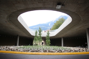 Unterirdischer Knoten mit Blick ins Freie: Die Kreuzung der neuen Umfahrung unter dem Bahnhof Meran (Foto: DiKom/chr)