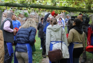 Walter Gostner, Betriebsleiter des Ölleitenhof des Landes- und Forstwirtschaftlichen Versuchszentrum Laimburg, gibt eine Einführung zum Wimmen.