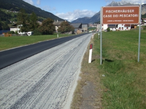 Lärmschutz durch Gummipartikel: Auch in der Ortschaft Fischerhäuser auf der Malser Haide wurde der lärmschluckende Asphaltrubber aufgebracht