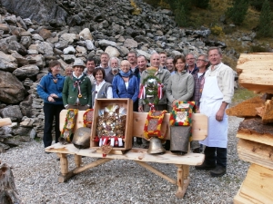 Absolventinnen und Absolventen des ersten Sennerkurses auf der Huber-Alm im Mühlbachtal in der Gemeinde Gais.