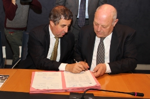 LH Durnwalder (rechts) und BM Spagnolli bei der Unterzeichnung der Vereinbarung zwischen Land und Stadt. Foto: DiKOM/mb.