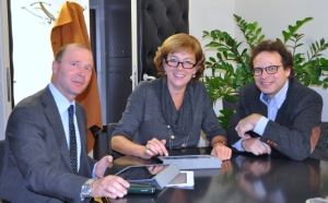 Freude über neuen Eckpfeiler der "Bibliothek Südtirol" (v.li.): Amtsdirektor Klotz, Landesrätin Kasslatter Mur, Teßmann-Direktor Andresen.