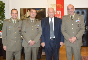 General Falsaperna (r.) hat heute mit LH Durnwalder Bilanz über die Umsetzung des Tauschabkommens Land-Verteidigungsministerium gezogen (mit im Bild Oberstleutnant Pasqualino Iannotti und Hauptmann Claudio Passarelli)