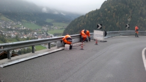 Der Landesstraßendienst bei der Anbringung des Unterfahrschutzes an den Leitplanken. Foto: Bautenressort.