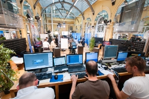 Aus dem Innenhof des Palais Widmann berichteten gestern sechs TV-Sender live vom Ausgang der Landtagswahlen. Foto: DiKOM/ohn.