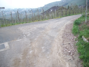 Die Rohrleitungen des Lahnbachs am Aichweg in Dorf Tirol müssen ausgetauscht werden.